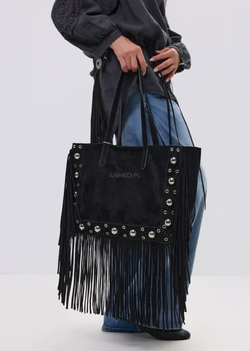 Czarna torba damska z długimi frędzlami, srebrnymi nitami i kosmetyczką w komplecie. Duży model boho western z efektownymi detalami, idealny do codziennych stylizacji.