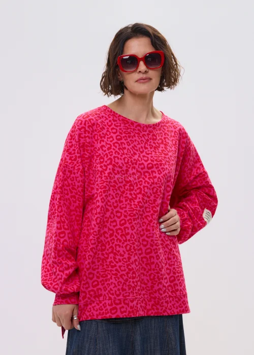Czerwone damskie okulary przeciwsłoneczne o dużym, geometrycznym fasonie z przyciemnianymi szkłami. Wyrazisty model w modowym stylu glamour, idealny do nowoczesnych i miejskich stylizacji.