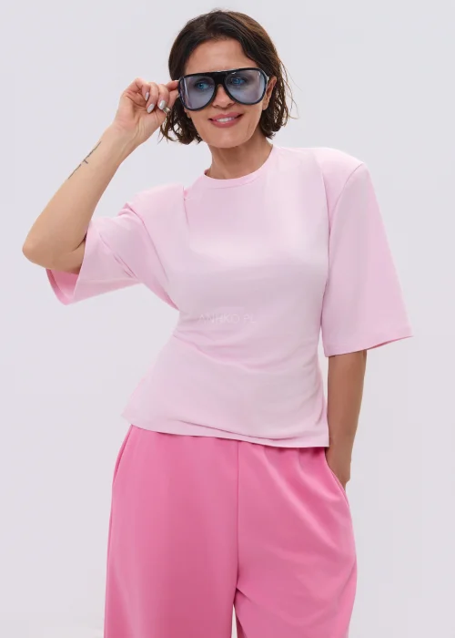 Czarne damskie okulary przeciwsłoneczne oversize z szeroką oprawką i niebieskimi soczewkami. Modny model w nowoczesnym stylu glamour.
