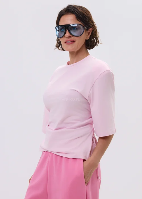 Czarne damskie okulary przeciwsłoneczne oversize z szeroką oprawką i niebieskimi soczewkami. Modny model w nowoczesnym stylu glamour.
