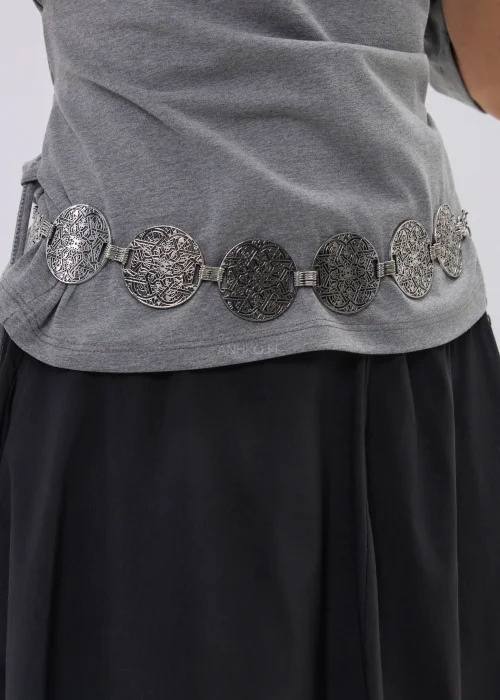 Pasek na łańcuszku z ozdobnymi srebrnymi medalionami w stylu boho. Efektowny dodatek podkreślający talię i casualowe stylizacje.