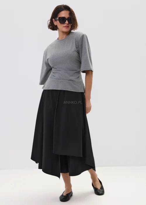 Czarne okulary przeciwsłoneczne damskie oversize z geometryczną oprawką i ciemnymi szkłami UV400. Stylowy model glamour z ozdobnym detalem przy zausznikach, idealny do nowoczesnych miejskich stylizacji.