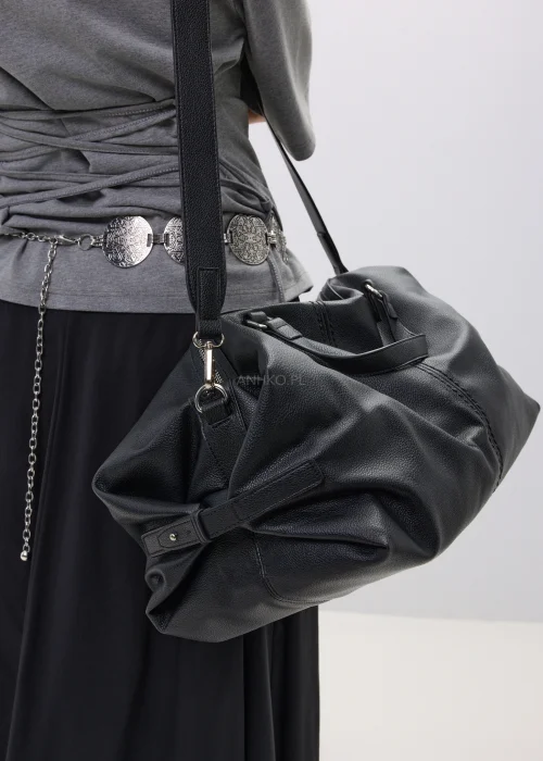 Czarna torba damska typu soft bag z miękkiej ekoskóry o oversize’owym fasonie. Model z krótkimi uchwytami i regulowanym paskiem na ramię.