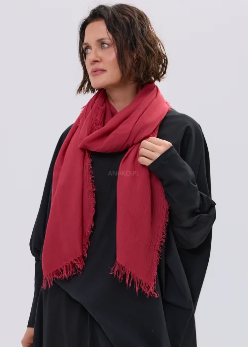 Malinowy damski szal z delikatnym wykończeniem frędzli w eleganckiej casualowej stylizacji.