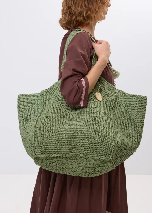 Duża pleciona torba shopper w kolorze khaki z miękkim fasonem i szerokimi uchwytami na ramię. Stylowy model boho do codziennych, miejskich i wakacyjnych stylizacji.