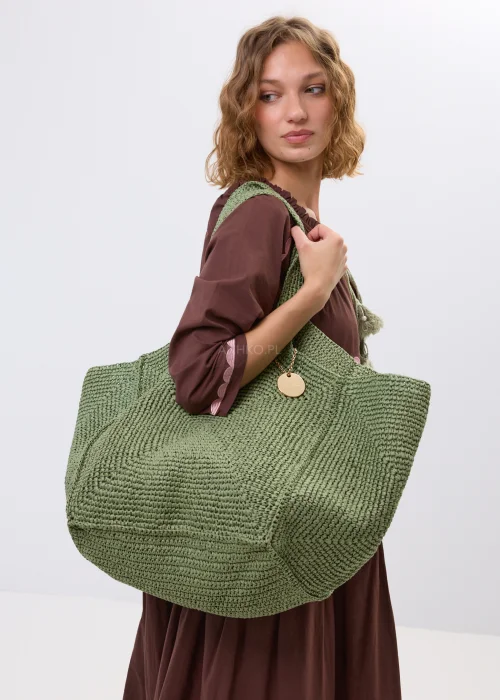 Duża pleciona torba shopper w kolorze khaki z miękkim fasonem i szerokimi uchwytami na ramię. Stylowy model boho do codziennych, miejskich i wakacyjnych stylizacji.