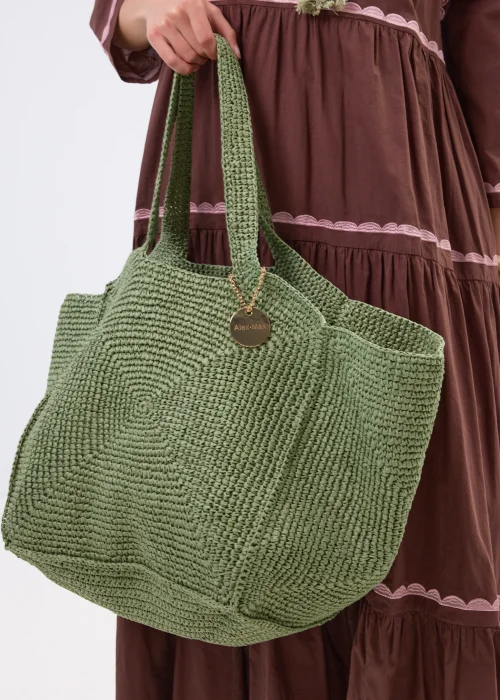 Duża pleciona torba shopper w kolorze khaki z miękkim fasonem i szerokimi uchwytami na ramię. Stylowy model boho do codziennych, miejskich i wakacyjnych stylizacji.