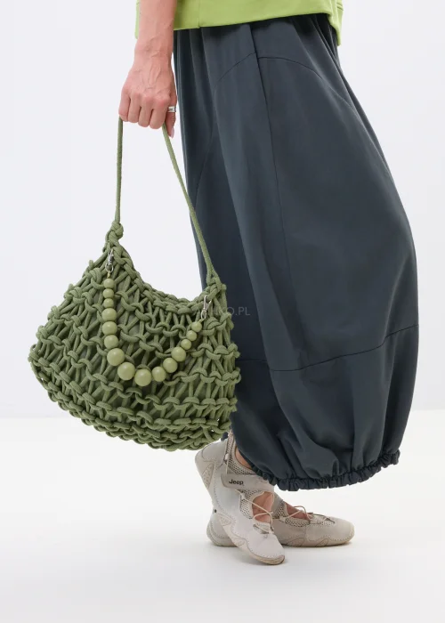 Zielona pleciona torebka damska typu siatka z dekoracyjnymi koralikami i długim uchwytem na ramię. Lekki model w stylu boho i casual.