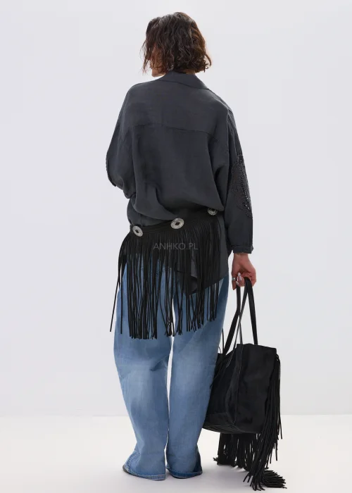 Czarny pasek damski z długimi frędzlami i ozdobnymi metalowymi klamrami w stylu boho western. Efektowny model pięknie podkreśla talię, dodając stylizacji lekkości i charakteru.