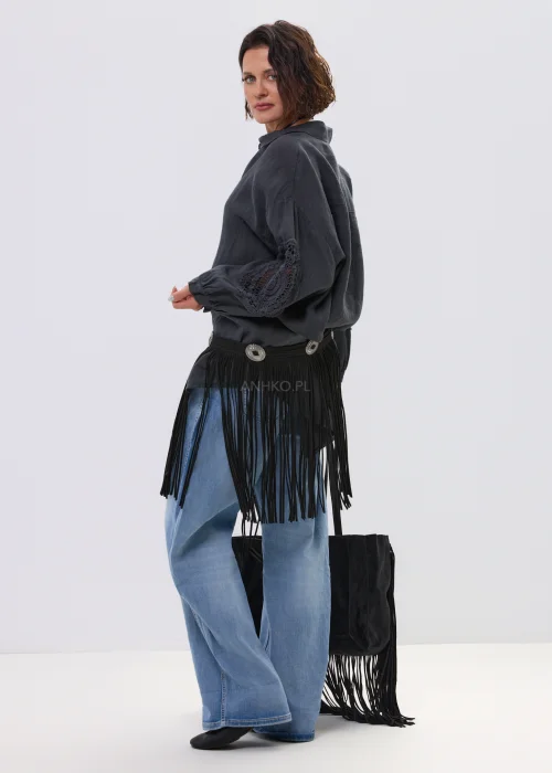 Czarny pasek damski z długimi frędzlami i ozdobnymi metalowymi klamrami w stylu boho western. Efektowny model pięknie podkreśla talię, dodając stylizacji lekkości i charakteru.