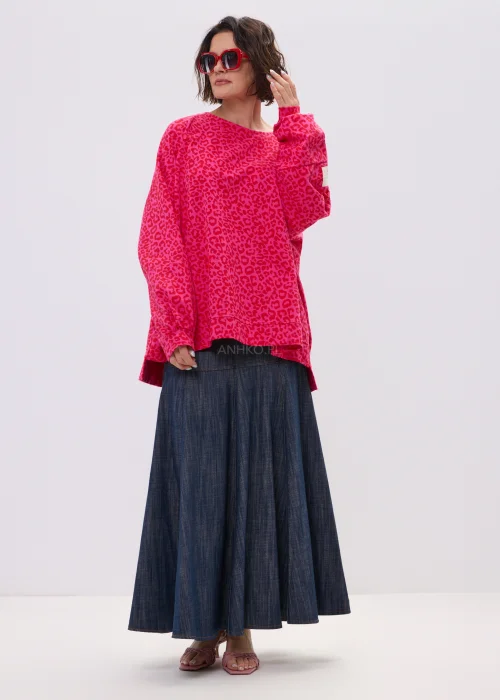 Różowa bluza oversize w panterkowy wzór w nowoczesnej casualowej stylizacji.