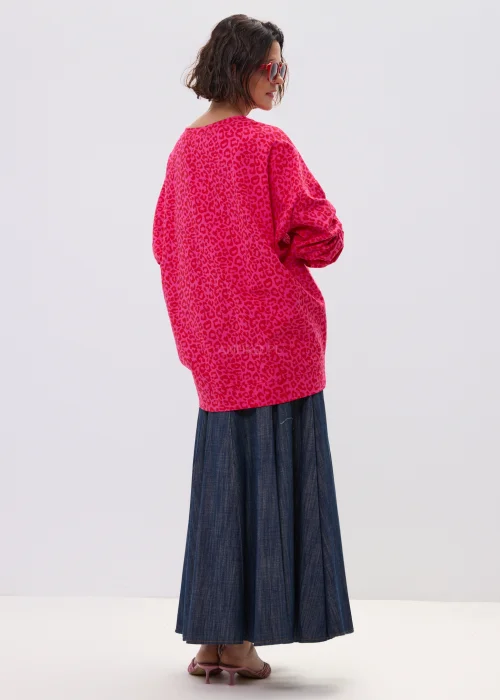 Różowa bluza oversize w panterkowy wzór w nowoczesnej casualowej stylizacji.