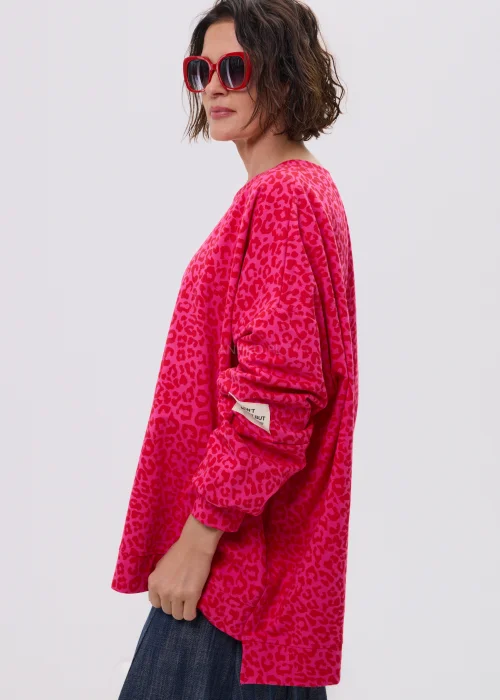Różowa bluza oversize w panterkowy wzór w nowoczesnej casualowej stylizacji.