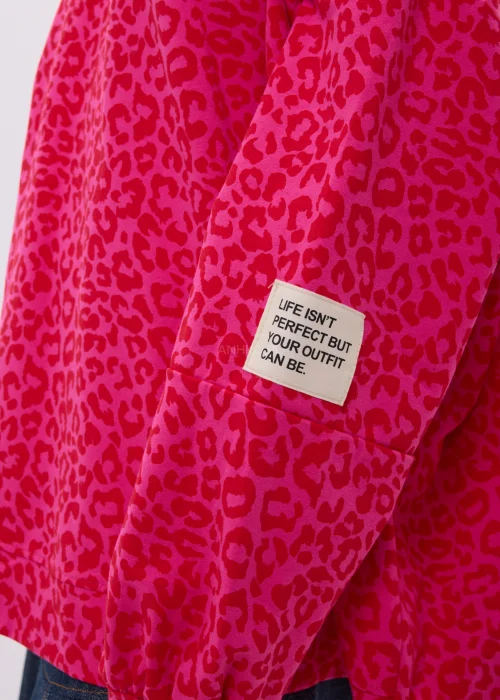 Różowa bluza oversize w panterkowy wzór w nowoczesnej casualowej stylizacji.