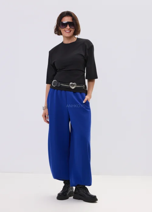 Pasek damski z dekoracyjnymi sercami i metalowym łańcuszkiem przyciąga uwagę wyrazistym designem inspirowanym estetyką western chic