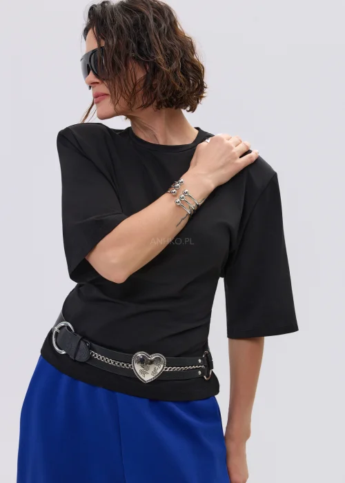 Pasek damski z dekoracyjnymi sercami i metalowym łańcuszkiem przyciąga uwagę wyrazistym designem inspirowanym estetyką western chic