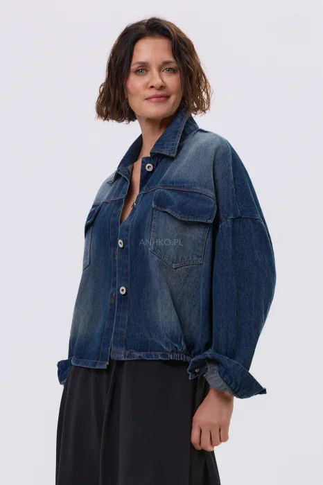 Krótka kurtka jeansowa oversize z obniżoną linią ramion i elastycznym wykończeniem u dołu. Stylowy fason z dużymi kieszeniami i efektem spranego denimu świetnie uzupełnia codzienne stylizacje.