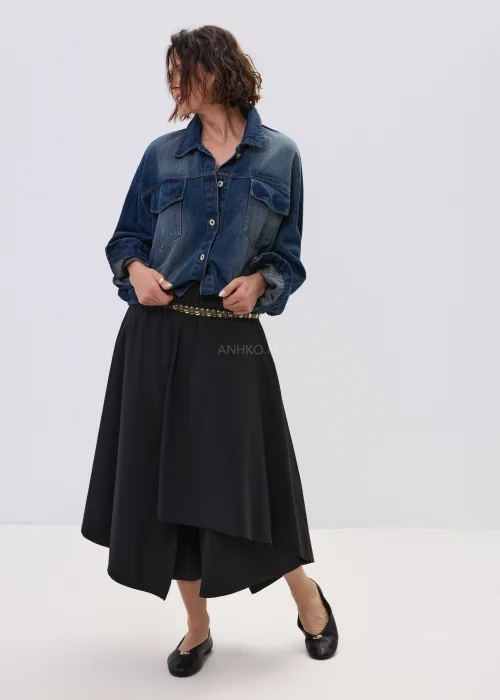 Krótka kurtka jeansowa oversize z obniżoną linią ramion i elastycznym wykończeniem u dołu. Stylowy fason z dużymi kieszeniami i efektem spranego denimu świetnie uzupełnia codzienne stylizacje.