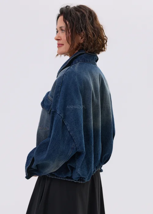 Krótka kurtka jeansowa oversize z obniżoną linią ramion i elastycznym wykończeniem u dołu. Stylowy fason z dużymi kieszeniami i efektem spranego denimu świetnie uzupełnia codzienne stylizacje.
