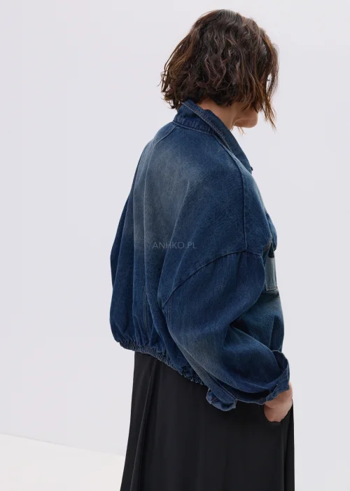 Krótka kurtka jeansowa oversize z obniżoną linią ramion i elastycznym wykończeniem u dołu. Stylowy fason z dużymi kieszeniami i efektem spranego denimu świetnie uzupełnia codzienne stylizacje.