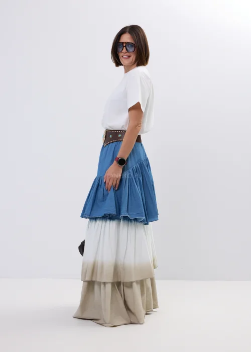 Biała bluzka basic z krótkim rękawem i klasycznym, minimalistycznym fasonem. Uniwersalny model do codziennych stylizacji z jeansową spódnicą, paskiem westernowym lub casualowymi dodatkami.