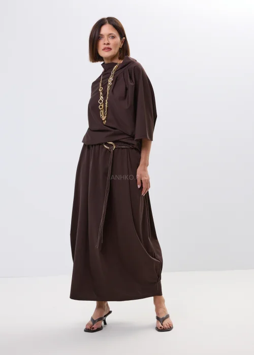Brązowa spódnica maxi z elastyczną talią i ozdobnym paskiem. Lekko drapowany fason pięknie układa się w ruchu i dodaje stylizacji nowoczesnej elegancji.
