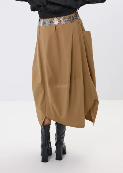 Spódnica midi w karmelowym odcieniu o asymetrycznym, lekko oversize’owym fasonie. Model z efektownymi przeszyciami i dużą kieszenią po boku nadaje stylizacji nowoczesnego charakteru i swobodnego ruchu.