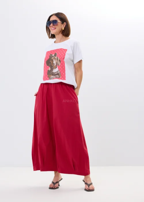 278.jpgBiały damski t-shirt oversize z nadrukiem jamnika w eleganckiej stylizacji, zestawiony z malinowymi spodniami.