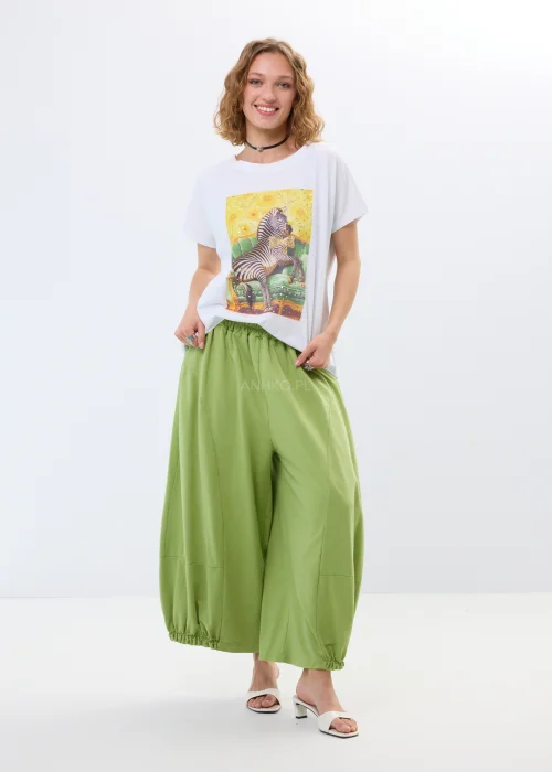 Zielone spodnie dresowe typu baggy z elastyczną talią i zwężanymi nogawkami. Luźny fason zapewnia wygodę i nowoczesny, casualowy look.