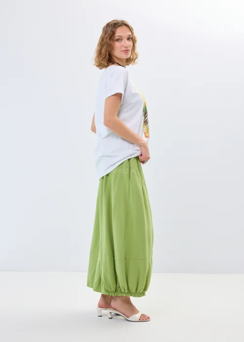 Zielone spodnie dresowe typu baggy z elastyczną talią i zwężanymi nogawkami. Luźny fason zapewnia wygodę i nowoczesny, casualowy look.