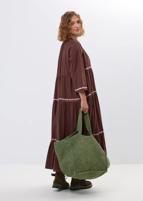 Duża pleciona torba shopper w kolorze khaki z miękkim fasonem i szerokimi uchwytami na ramię. Stylowy model boho do codziennych, miejskich i wakacyjnych stylizacji.
