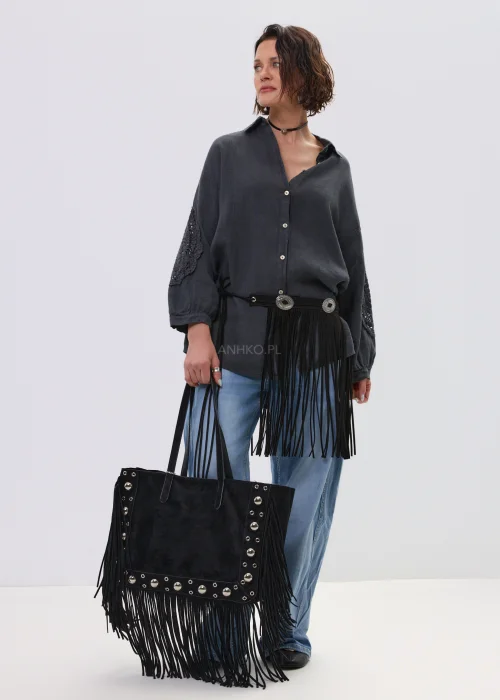 Czarna torba damska z długimi frędzlami, srebrnymi nitami i kosmetyczką w komplecie. Duży model boho western z efektownymi detalami, idealny do codziennych stylizacji.