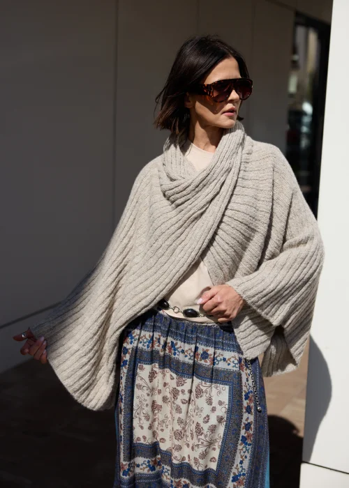 Pasek biżuteryjny na łańcuszku z ozdobnymi kamieniami w odcieniach brązu i srebrnymi detalami. Elegancki dodatek podkreślający talię i stylizacje boho oraz glamour.