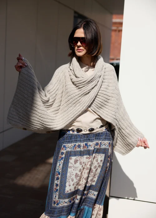 Pasek biżuteryjny na łańcuszku z ozdobnymi kamieniami w odcieniach brązu i srebrnymi detalami. Elegancki dodatek podkreślający talię i stylizacje boho oraz glamour.