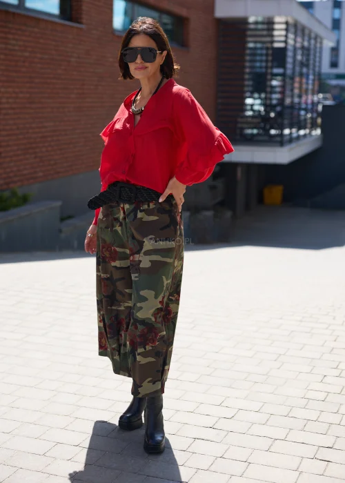 Szeroki czarny pasek pleciony z ozdobną klamrą. Elastyczny model podkreślający talię w stylizacjach boho i casualowych.