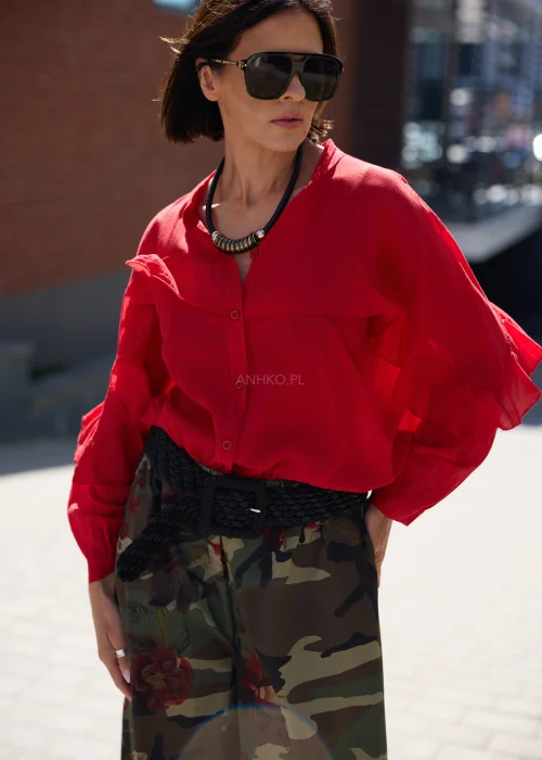 Szeroki czarny pasek pleciony z ozdobną klamrą. Elastyczny model podkreślający talię w stylizacjach boho i casualowych.