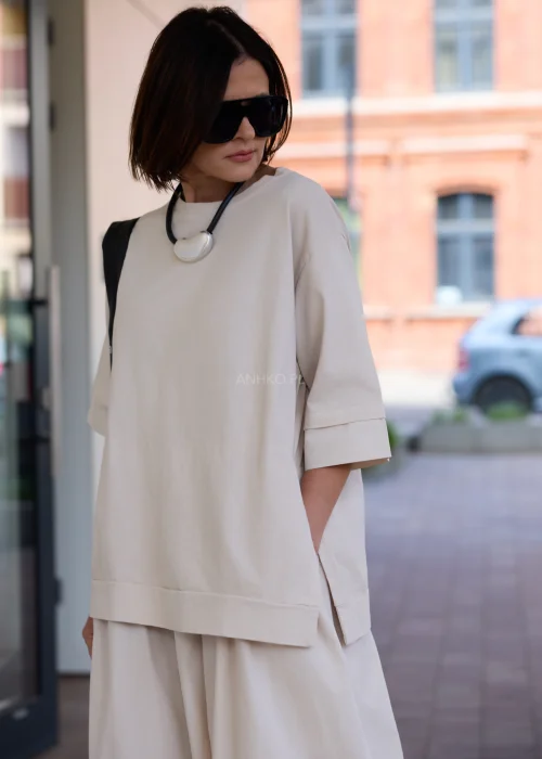 Minimalistyczny naszyjnik na czarnym rzemyku z dużą srebrną zawieszką o nowoczesnym, organicznym kształcie. Stylowy dodatek o wyrazistym charakterze.