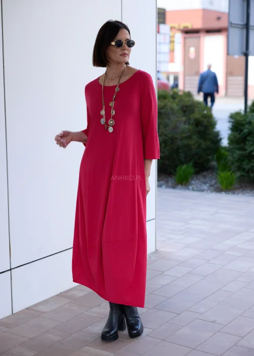 Długi naszyjnik w złotym kolorze z dekoracyjnymi zawieszkami i ozdobnym łańcuchem. Stylowy dodatek glamour, który efektownie dopełnia eleganckie stylizacje.