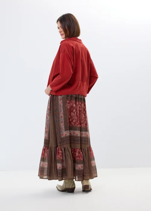 Długa spódnica boho w odcieniach bordo i brązu z orientalnym wzorem. Zwiewny fason z falbaną pięknie układa się w ruchu i podkreśla lekki, kobiecy styl.