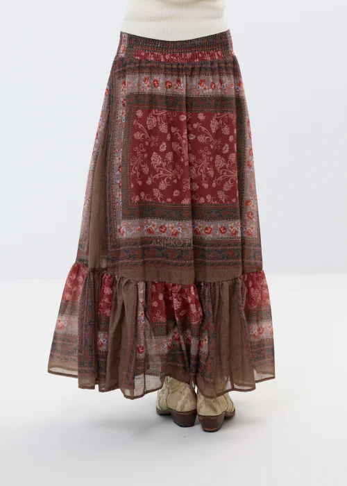 Długa spódnica boho w odcieniach bordo i brązu z orientalnym wzorem. Zwiewny fason z falbaną pięknie układa się w ruchu i podkreśla lekki, kobiecy styl.