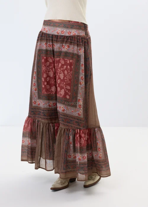 Długa spódnica boho w odcieniach bordo i brązu z orientalnym wzorem. Zwiewny fason z falbaną pięknie układa się w ruchu i podkreśla lekki, kobiecy styl.