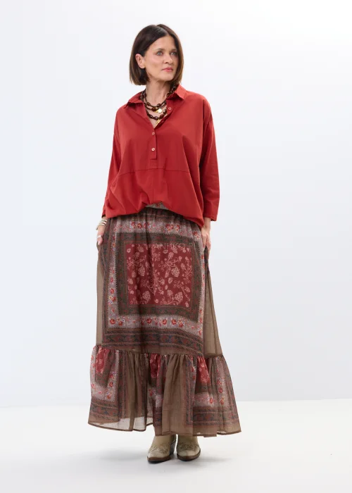 Ceglana koszula oversize z kołnierzykiem i guzikami. Luźna damska bluzka w ciepłym odcieniu czerwieni w stylizacji boho.