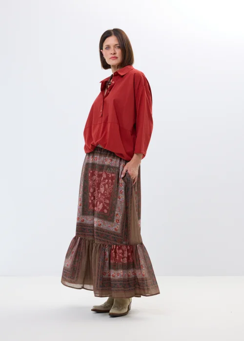 Ceglana koszula oversize z kołnierzykiem i guzikami. Luźna damska bluzka w ciepłym odcieniu czerwieni w stylizacji boho.