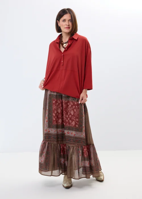 Ceglana koszula oversize z kołnierzykiem i guzikami. Luźna damska bluzka w ciepłym odcieniu czerwieni w stylizacji boho.