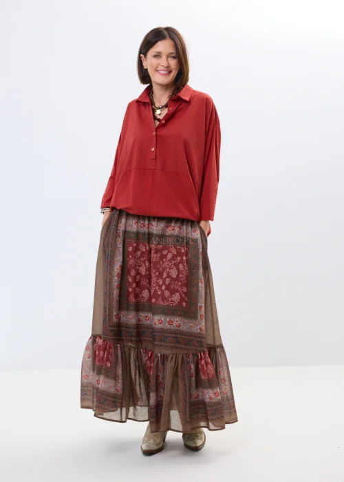 Ceglana koszula oversize z kołnierzykiem i guzikami. Luźna damska bluzka w ciepłym odcieniu czerwieni w stylizacji boho.