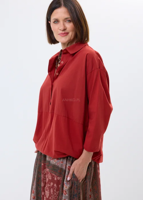Ceglana koszula oversize z kołnierzykiem i guzikami. Luźna damska bluzka w ciepłym odcieniu czerwieni w stylizacji boho.