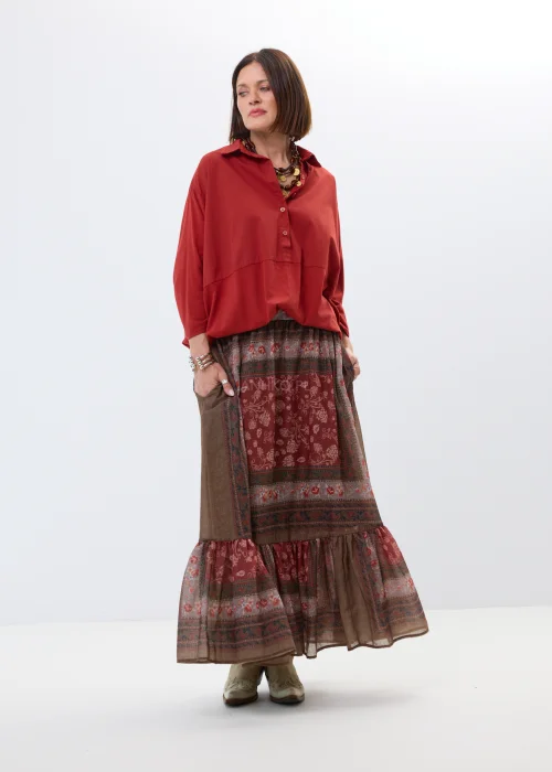 Ceglana koszula oversize z kołnierzykiem i guzikami. Luźna damska bluzka w ciepłym odcieniu czerwieni w stylizacji boho.