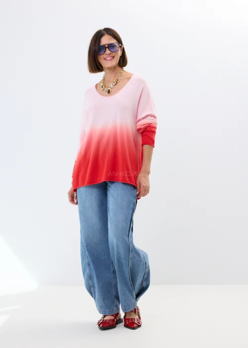 Niebieskie jeansy damskie o szerokim kroju z wysokim stanem i luźnymi nogawkami. Model wide leg z delikatnym spraniem.