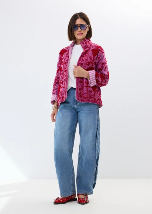Niebieskie jeansy damskie o szerokim kroju z wysokim stanem i luźnymi nogawkami. Model wide leg z delikatnym spraniem.