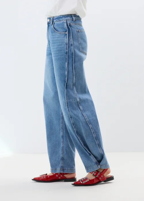 Niebieskie jeansy damskie o szerokim kroju z wysokim stanem i luźnymi nogawkami. Model wide leg z delikatnym spraniem.